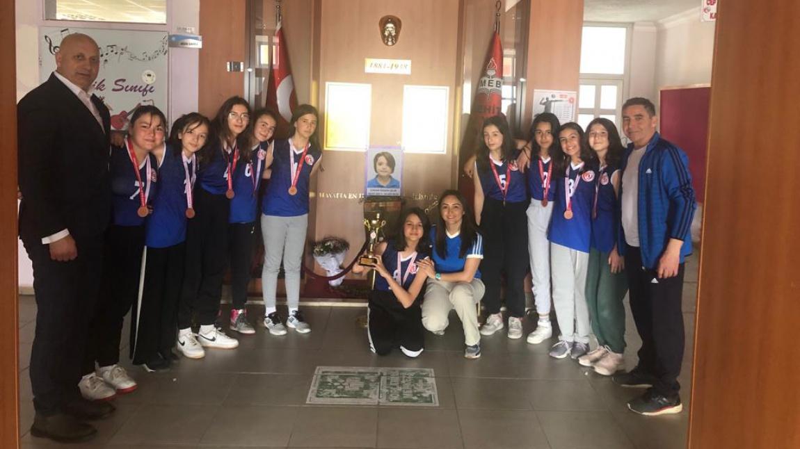 Etimesgut ilçesi Küçük Kız Voleybol Turnuvasında Üçüncülük Ödülü Alan Öğrencilerimiz